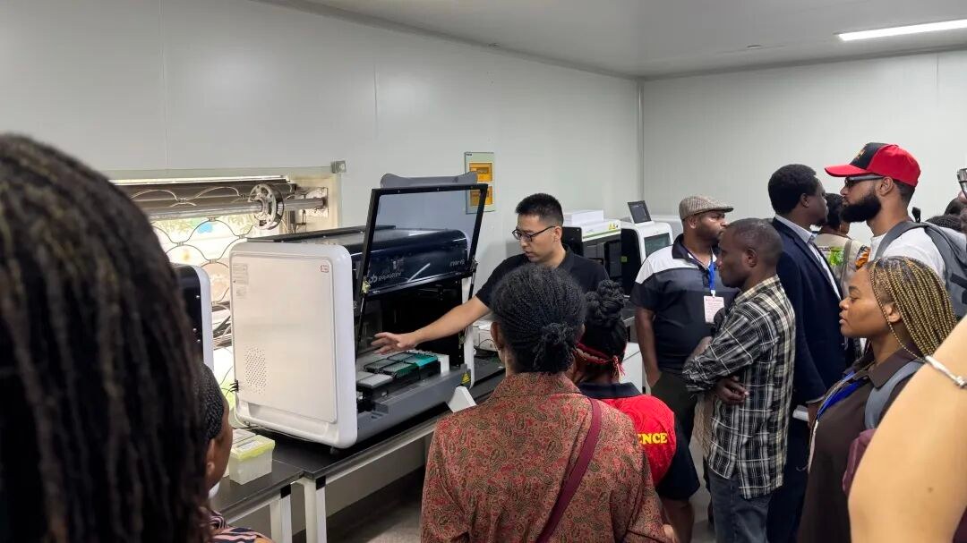 寄生虫病防治研修班开展诊断仪器操作实践